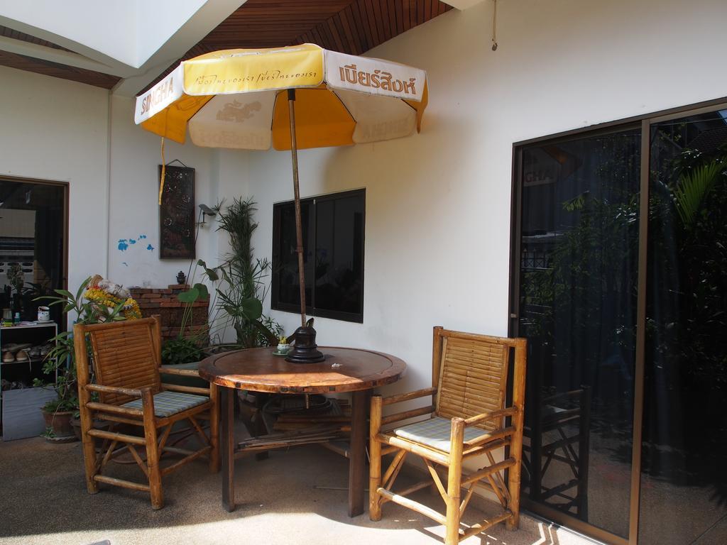 Waree'S Guesthouse Praia de Kata Exterior foto